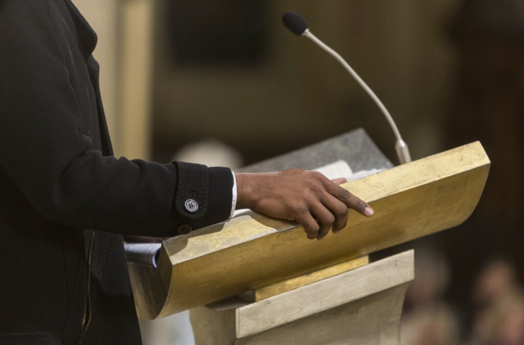 Un tableau d’inscription pour le service pendant les messes